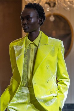 MILAN, ITALY - 25 Şubat 2023 'te Milano Moda Haftası Kadın Giyim / Kış 2023' te İtalya 'nın Milano kentinde düzenlenen Ermanno Scervino defilesinde bir model podyumda yürüyor..