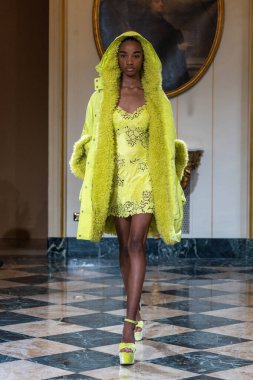 MILAN, ITALY - 25 Şubat 2023 'te Milano Moda Haftası Kadın Giyim / Kış 2023' te İtalya 'nın Milano kentinde düzenlenen Ermanno Scervino defilesinde bir model podyumda yürüyor..