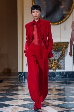 MILAN, ITALY - 25 Şubat 2023 'te Milano Moda Haftası Kadın Giyim / Kış 2023' te İtalya 'nın Milano kentinde düzenlenen Ermanno Scervino defilesinde bir model podyumda yürüyor..