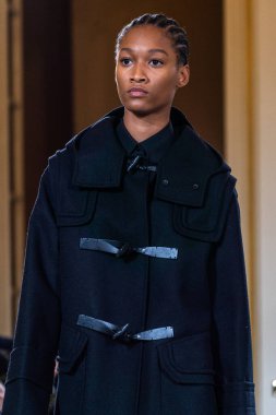 MILAN, ITALY - 25 Şubat 2023 'te Milano Moda Haftası Kadın Giyim / Kış 2023' te İtalya 'nın Milano kentinde düzenlenen Ermanno Scervino defilesinde bir model podyumda yürüyor..