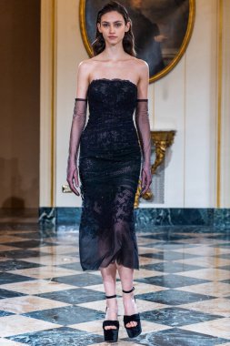 MILAN, ITALY - 25 Şubat 2023 'te Milano Moda Haftası Kadın Giyim / Kış 2023' te İtalya 'nın Milano kentinde düzenlenen Ermanno Scervino defilesinde bir model podyumda yürüyor..