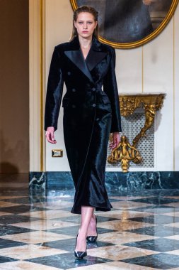 MILAN, ITALY - 25 Şubat 2023 'te Milano Moda Haftası Kadın Giyim / Kış 2023' te İtalya 'nın Milano kentinde düzenlenen Ermanno Scervino defilesinde bir model podyumda yürüyor..