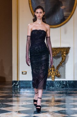 MILAN, ITALY - 25 Şubat 2023 'te Milano Moda Haftası Kadın Giyim / Kış 2023' te İtalya 'nın Milano kentinde düzenlenen Ermanno Scervino defilesinde bir model podyumda yürüyor..