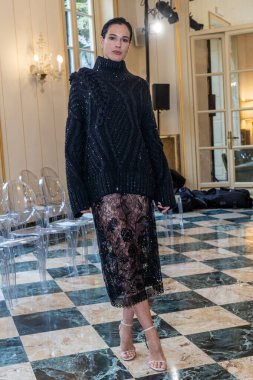 MILAN, ITALY - 25 Şubat 2023 'te Milano Moda Haftası Kadın Giyim / Kış 2023' te İtalya 'nın Milano kentinde düzenlenen Ermanno Scervino defilesinden sonra poz veren konuk.
