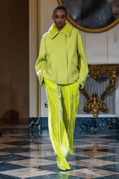 Milan Italy Şubat 2023 Milano Moda Haftası Kadın Giyim Kış - Stok İmaj