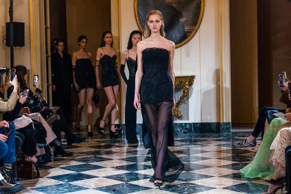 Milão Itália Fevereiro Modelos Percorrem Final Pista Desfile Moda Ermanno Imagem De Stock