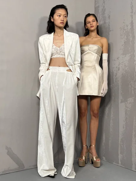 Milan Italien Ruari Modeller Som Poserar Inför Modevisningen Ermanno Scervino — Stockfoto