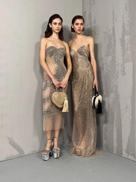 Mailand Italien Februar Models Posieren Vor Der Modenschau Von Ermanno — Stockfoto