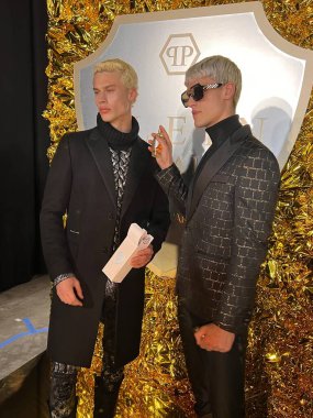 MILAN, ITALY - 25 Şubat 2023 'te Milan Moda Haftası Kadın Giyim / Kış 2024 sırasında Philipp Plein defilesi öncesinde sahne arkasında poz veren mankenler 25 Şubat 2023' te Milano, İtalya 'da.