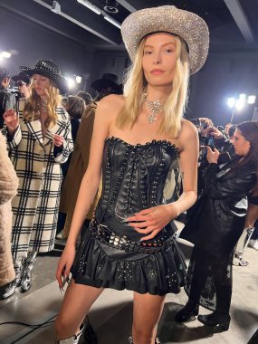 MILAN, ITALY - 25 Şubat 2023 'te Milan Moda Haftası Kadın Giyim / Kış 2024 sırasında Philipp Plein defilesi öncesinde sahne arkasında poz veren bir model.