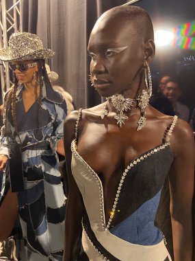 MILAN, ITALY - 25 Şubat 2023 'te Milan Moda Haftası Kadın Giyim / Kış 2024 sırasında Philipp Plein defilesi öncesinde sahne arkasında poz veren bir model.