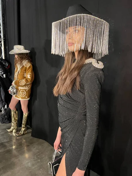 Milan Włochy Luty Modelka Pozująca Kulisami Przed Pokazem Mody Philipp — Zdjęcie stockowe