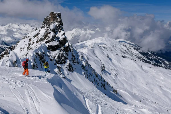 Dois Esquiadores Experientes Preparam Para Descer Pista Estância Esqui Meribel — Fotografia de Stock