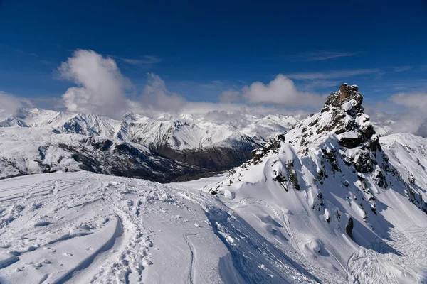 法国梅里贝尔滑雪度假胜地的西开外地区 可以看到令人难以置信的阿尔卑斯山景色 晴朗的冬日 晴朗的天气 蔚蓝的天空 — 图库照片