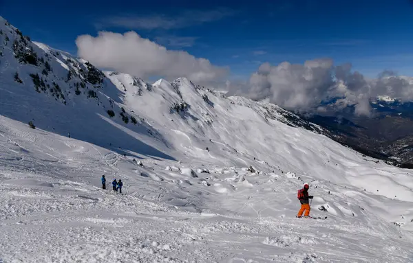 Великие Снежные Условия Горнолыжном Курорте Мерибель Франции Продвинутые Лыжники Исследуют — стоковое фото