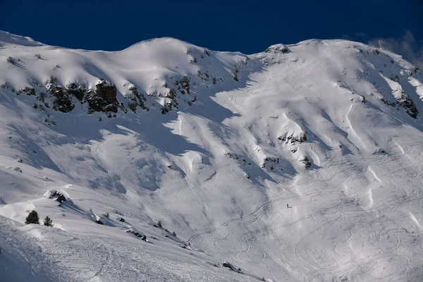 フランスのメリベルスキーリゾートでオフショアの地形を探索するスキーヤー 美しい冬の晴れた日と周りの素晴らしい風景 — ストック写真
