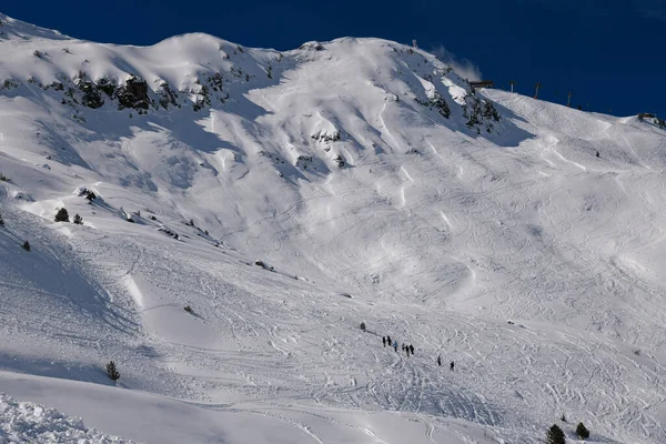 Лыжники Исследуют Трассу Горнолыжном Курорте Мерибель Франции Зимний Солнечный День — стоковое фото