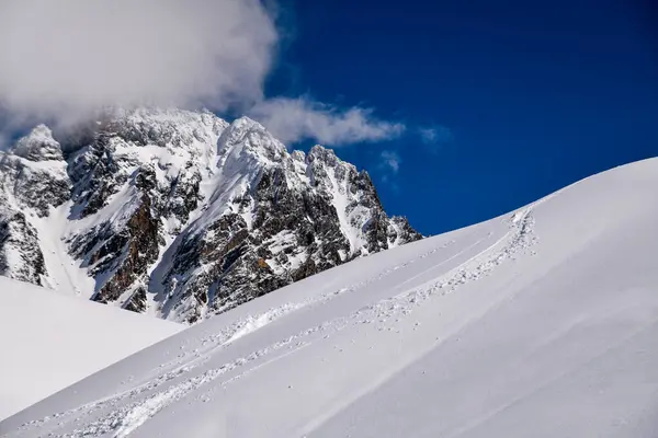 Lyžařské Stopy Čerstvém Sněhu Sjezdovce Lyžařském Středisku Meribel Francii Krásný — Stock fotografie