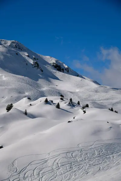 Ski在法国Meribel Ski度假村外的活塞地形上跟踪 美丽的晴天 — 图库照片