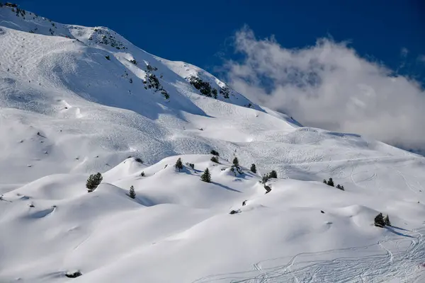 フランスのメリベルスキーリゾートのオフショアガイドの地形上のスキーコース 青空と美しい晴れた日 — ストック写真