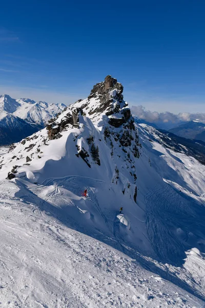 Dois Esquiadores Avançados Fazendo Passeio Gratuito Área Piste Estância Esqui — Fotografia de Stock