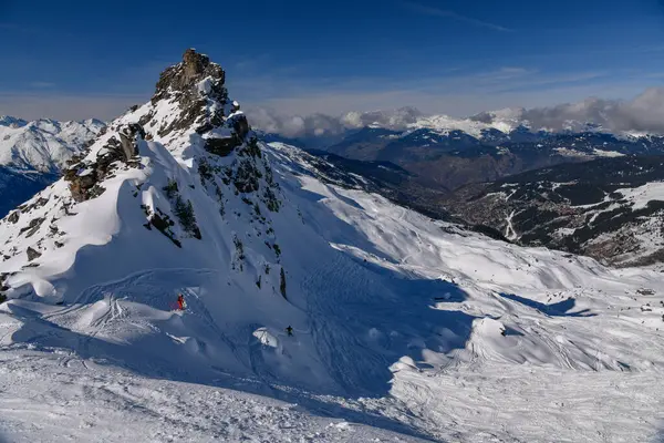 Dos Esquiadores Avanzados Haciendo Paseo Libre Zona Fuera Pista Estación —  Fotos de Stock