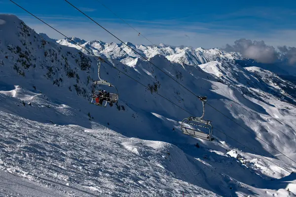 Esquiadores Subir Teleférico Estação Esqui Meribel França Paisagem Cortar Respiração — Fotografia de Stock