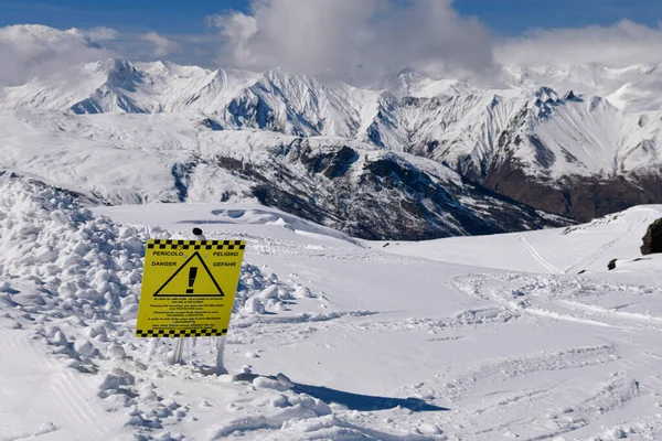 Свежий Снег Знак Опасности Лыжной Трассе Горнолыжном Курорте Мерибель Потрясающим Стоковое Фото