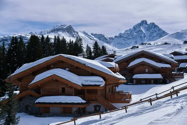 Verse Sneeuw Daken Van Chalets Courchevel Frankrijk Prachtig Uitzicht Bergen — Stockfoto