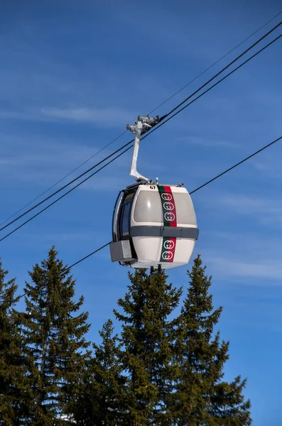 2023年3月16日 法国库奇维尔美丽的冬日 蓝天和松树背景上的Ski Gondola 图库图片