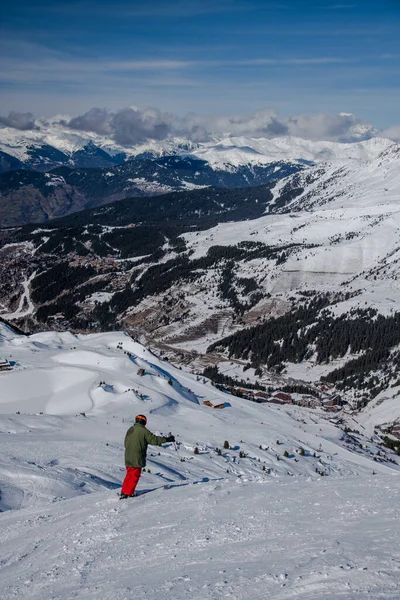 Häpnadsväckande Utsikt Från Toppen Backarna Till Skidorten Courchevel Och Alperna — Stockfoto