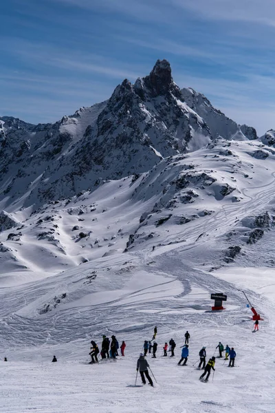 在一个美丽的阳光明媚的日子里 库奇维尔滑雪胜地度过了寒假 人们带着令人惊叹的风景沿着斜坡走下去 — 图库照片