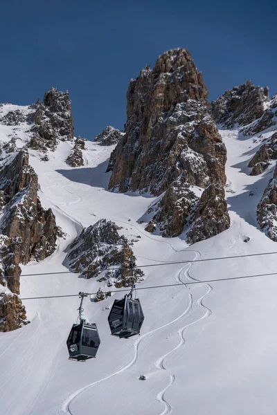 Meribel Marzo Góndola Esquí Sobre Pistas Nieve Montañas Fondo Marzo —  Fotos de Stock