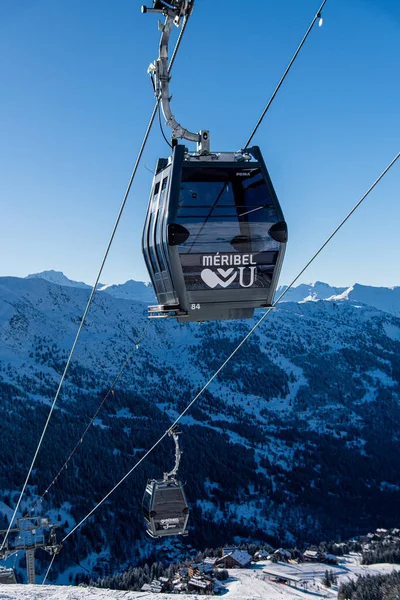 Meribel Março Gôndola Esqui Sobre Céu Azul Montanhas Segundo Plano — Fotografia de Stock