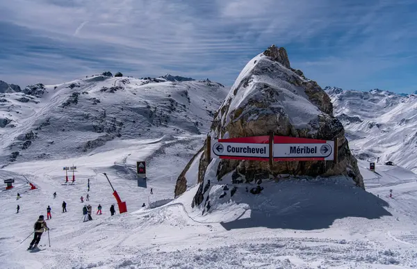 法国滑雪胜地的寒假 美丽的晴天和迷人的风景 签署Courchevel Meribel 图库照片