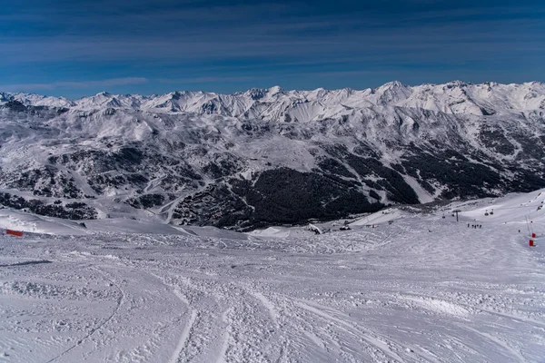 从斜坡顶部到法国的Courchevel滑雪胜地和阿尔卑斯山的壮丽景色 图库图片