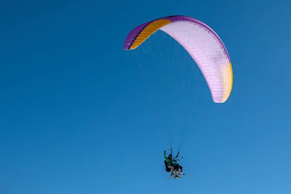 Paragliding Tandem Vluchten Boven Skigebied Unieke Luchtervaring Van Courchevel Tot Rechtenvrije Stockfoto's