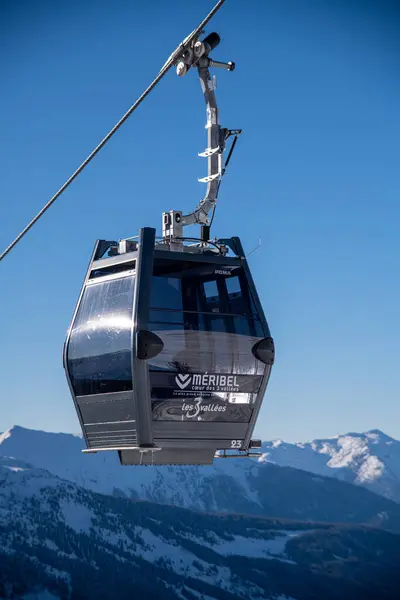 Meribel 三月十五日 2023年3月15日 在法国梅里贝尔 Ski Gondola在蓝天和蓝山之上 免版税图库图片