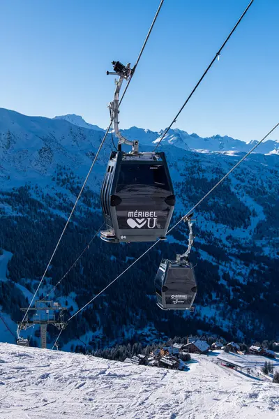メリベル マルチ 3月15日 フランスのメリベルで 背景にある青空と山の上のスキーゴンドラ ロイヤリティフリーのストック画像