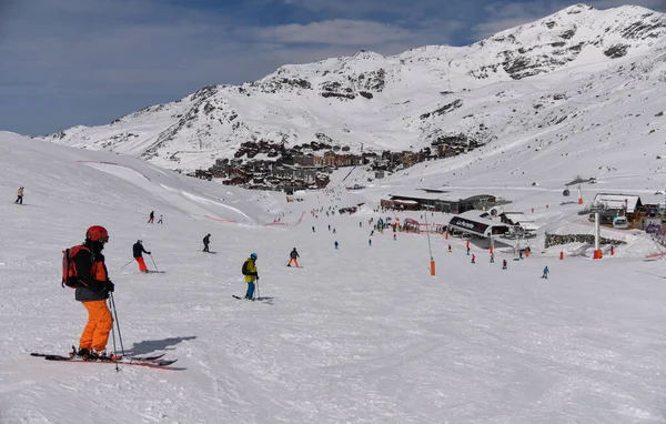 在法国Val Thorens Ski度假胜地 滑雪者和滑雪者骑着马下坡 山谷中央的村庄 — 图库照片