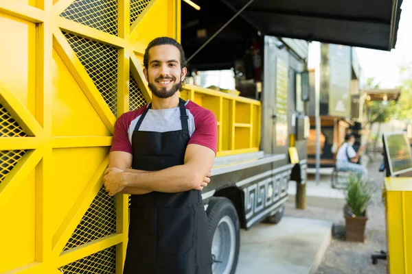 Retrato Atraente Trabalhador Hispânico Fast Food Pronto Para Começar Trabalhar — Fotografia de Stock