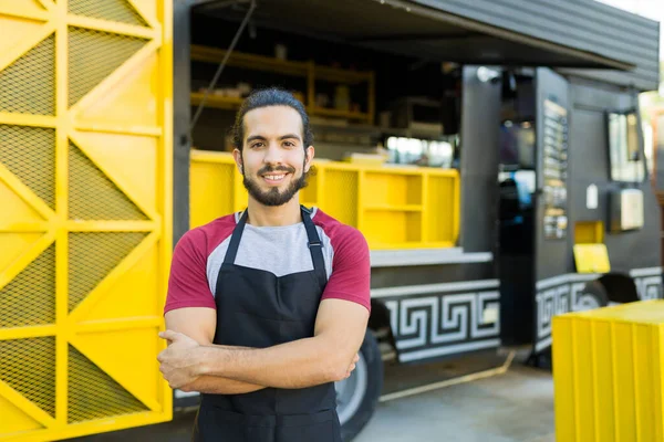 食べ物のトラックで料理人として働いているときに幸せそうな顔をしたエプロンをしたメキシコの若者 — ストック写真