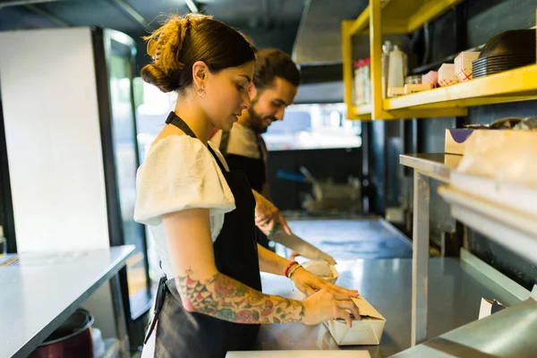 Profil Ženy Kuchař Připravuje Jídlo Sloužit Bistra Jejich Fast Food — Stock fotografie