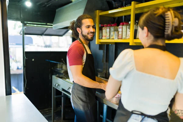 Homem Hispânico Feliz Trabalhando Como Cozinheiro Conversando Com Chef Caminhão — Fotografia de Stock