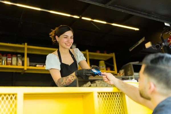 ファーストフードトラックの顧客においしいサンドイッチを提供する興奮した女性労働者 — ストック写真