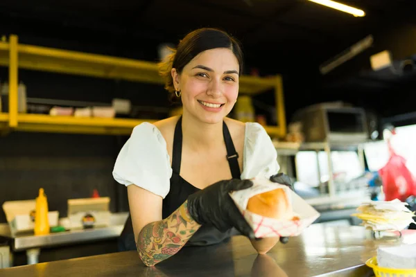 Krásná Usmívající Žena Pracující Jako Kuchař Slouží Sendvič Jídelním Voze — Stock fotografie