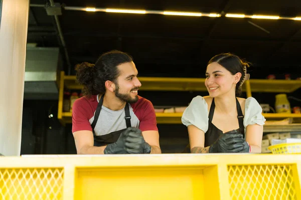 Chef Hispânico Atraente Trabalhadores Caminhão Comida Olhando Feliz Enquanto Espera — Fotografia de Stock