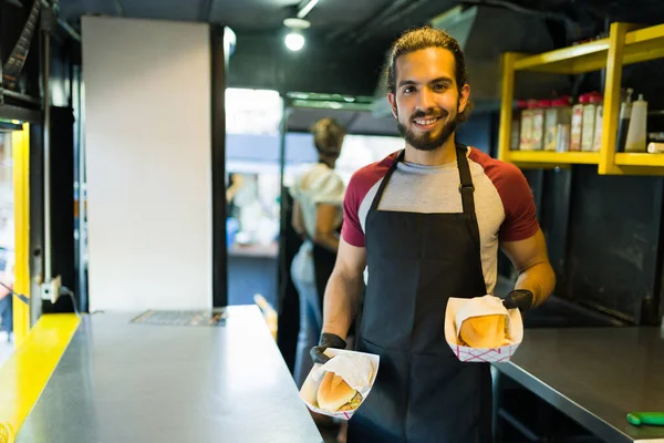 Latina Chef Masculino Sorrindo Olhando Feliz Terminar Preparar Fast Food — Fotografia de Stock
