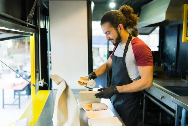 Lächelnder Spanischer Koch Der Fast Food Truck Arbeitet Und Sandwiches — Stockfoto