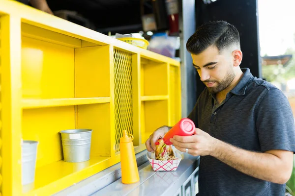 Joven Guapo Preparando Delicioso Sándwich Para Comer Camión Comida —  Fotos de Stock